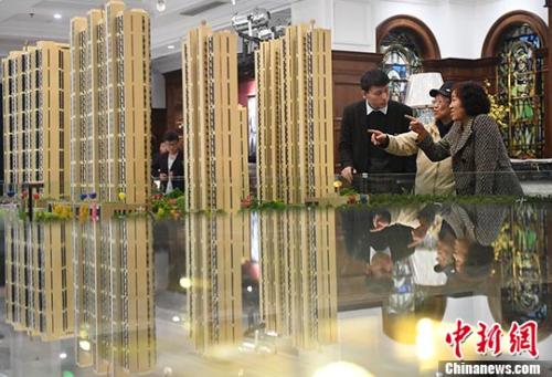 资料图：置业顾问为民众推荐商品房户型。 <a target='_blank' href='http://www.chinanews.com/' _fcksavedurl='http://www.chinanews.com/'>中新社</a>记者韦亮 摄