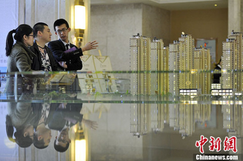 资料图 置业顾问向民众推荐商品房户型。 <a target='_blank' href='http://www.chinanews.com/' _fcksavedurl='http://www.chinanews.com/' _fcksavedurl='http://www.chinanews.com/' _fcksavedurl='http://www.chinanews.com/'/>?</p></table>中新社</a><p>　　记者 韦亮 摄