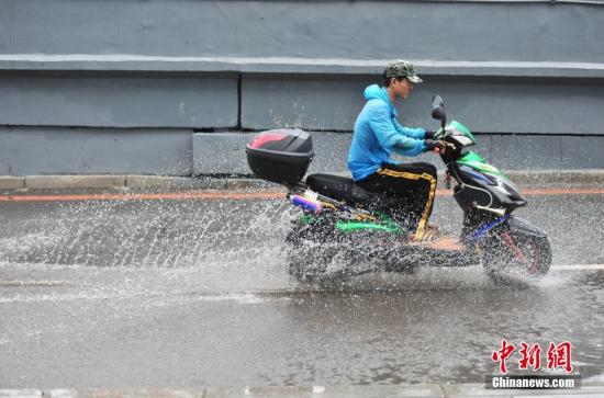 8月17日，辽宁沈阳，市民在雨中出行。<a target='_blank' href='http://www.chinanews.com/' _fcksavedurl='http://www.chinanews.com/' _fcksavedurl='http://www.chinanews.com/'/>?</p></table>中新社</a><p>　　记者 于海洋 摄